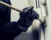 După ce a intrat prin efracție într-o casă și a furat o sticlă de whisky, un tânăr de 21 de ani din Târgu Frumos este acum în vizorul poliției