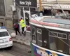 O tânără din Iași a fost agresată de un bărbat de 64 de ani în tramvai! Polițiștii au oprit vagonul în mijlocul străzii pentru a-l reține pe individ: „A scos cuțitul imediat”