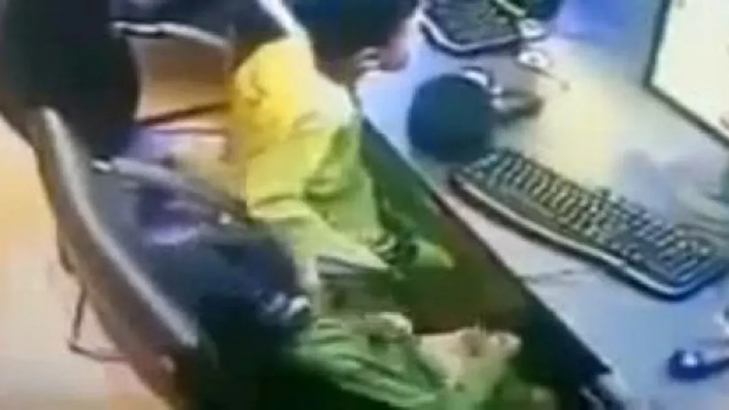 Copil prins in timp ce se masturba la Internet-cafe - VIDEO 18