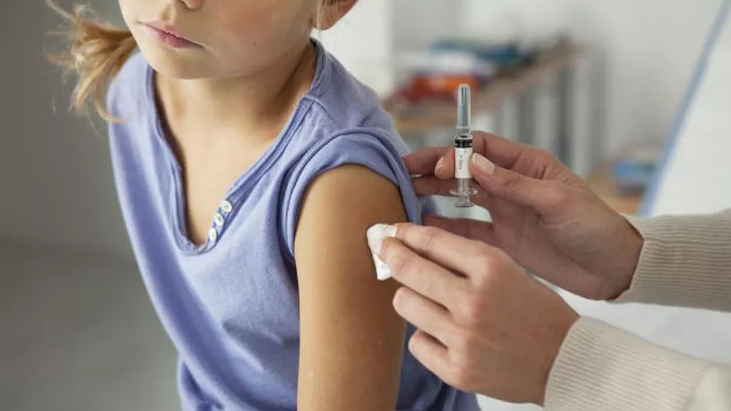 Vaccinarea împotriva Covid-19 a elevilor. Părinţii îşi vor da sau nu acordul printr-un formular