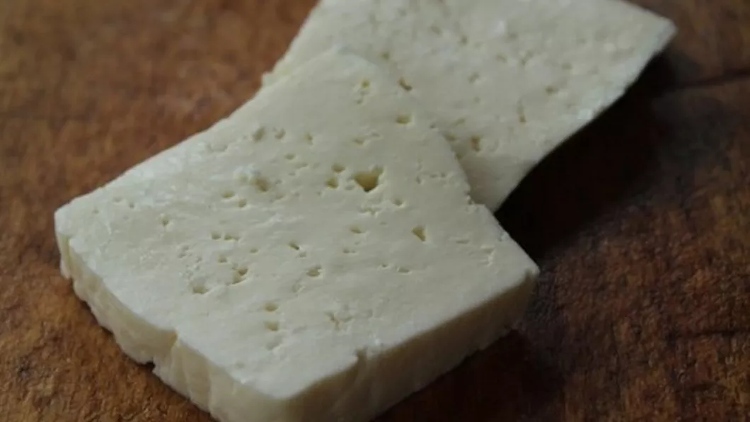 Cum faci diferenta intre branza adevarata din lapte si cea falsificata plina de margarina