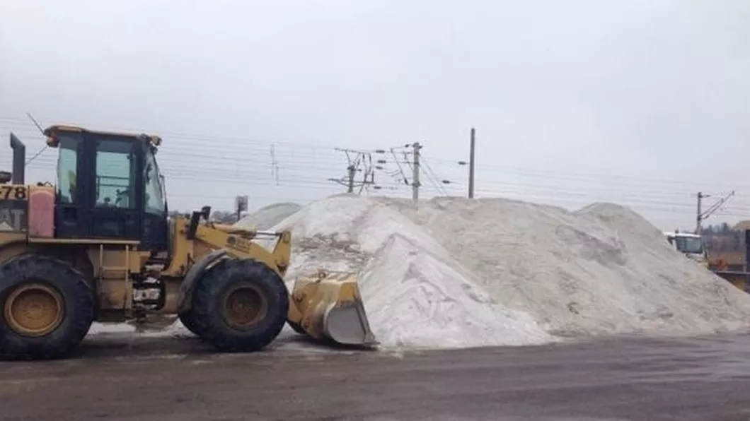 97 de tone de clorură de sodiu şi clorură de calciu împrăştiate în municipiul Iaşi. Căile de acces de la spitale şi şcoli degajate