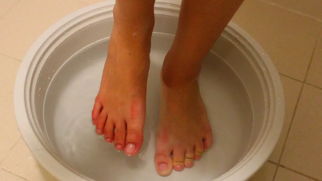 De ce e bine sa faci baie la picioare cu bicarbonat de sodiu. Ce se intampla in primul minut dupa ce ai bagat picioarele in apa