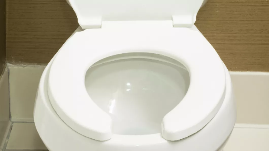 Ce risti daca te asezi pe toaleta publica