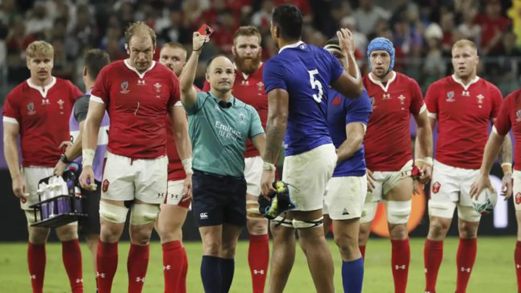 Scandal uriaș în rugby Arbitrul meciului Țara Galilor - Franța s-a pozat alături de fanii galezi ironizându-i pe francezi