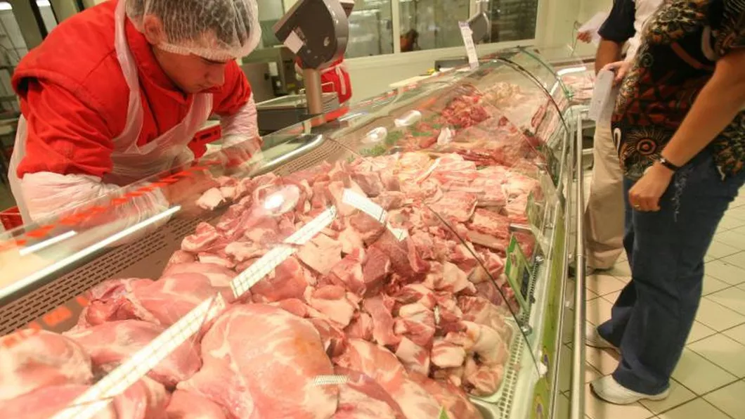 Cât va costa carnea de porc de Crăciun Marile lanțuri de magazine se pregătesc să o aducă din Spania fermierii se plâng că vând cu un preț prea mic