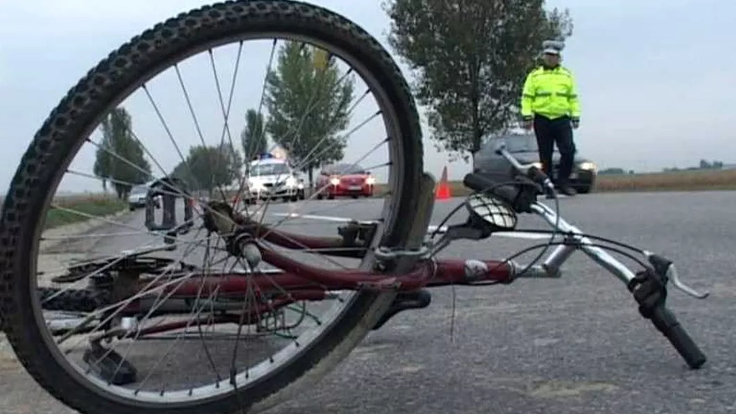 Un copil de 8 ani aflat pe bicilcletă a fost lovit de un autoturism