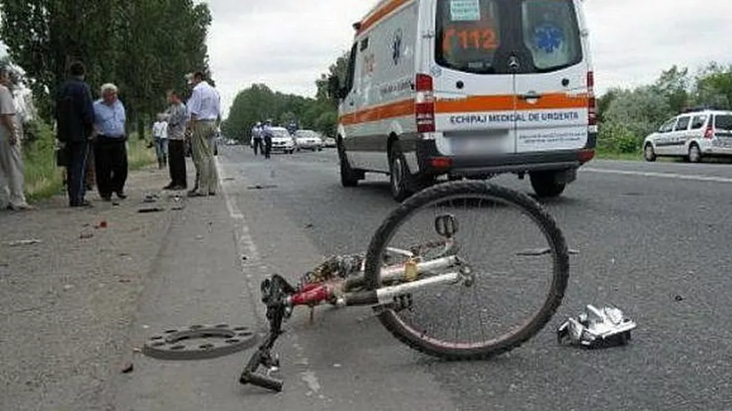 Biciclist transportat de urgență la spital. Iată ce a pățit