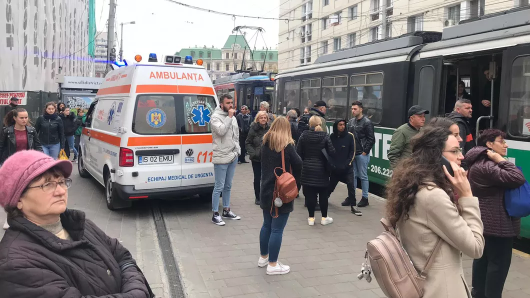 Exclusiv Incident în Piaţa Unirii O femeie a căzut din tramvai - FOTO