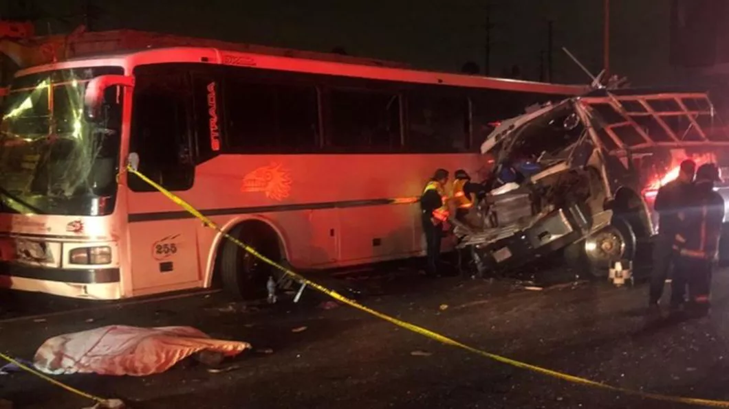 Accident grav în Mexic 3 autobuze implicate 13 morți și 29 de răniți