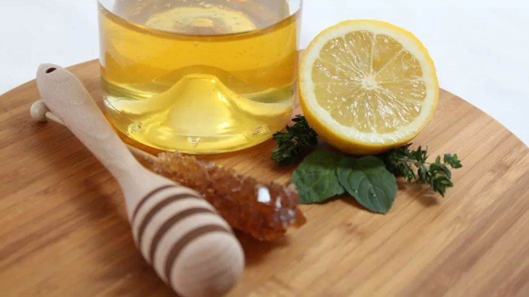 Cel mai bun leac natural pentru tuse este siropul de lămâie și miere preparat în casă