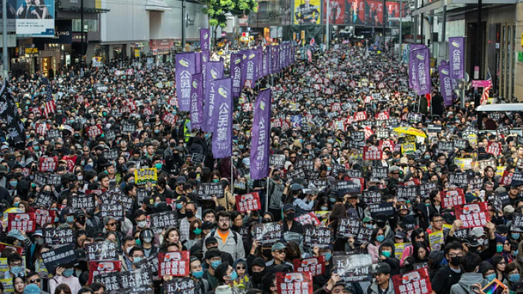 Marș pentru drepturile omului pe străzile din Hong Kong. Sute de mii de participanți