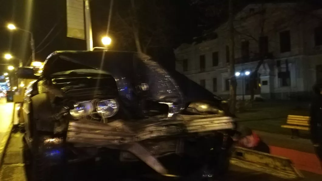 Exclusiv Accident rutier în Copou. Un tânăr s-a izbit în plin într-un stâlp - Galerie Foto