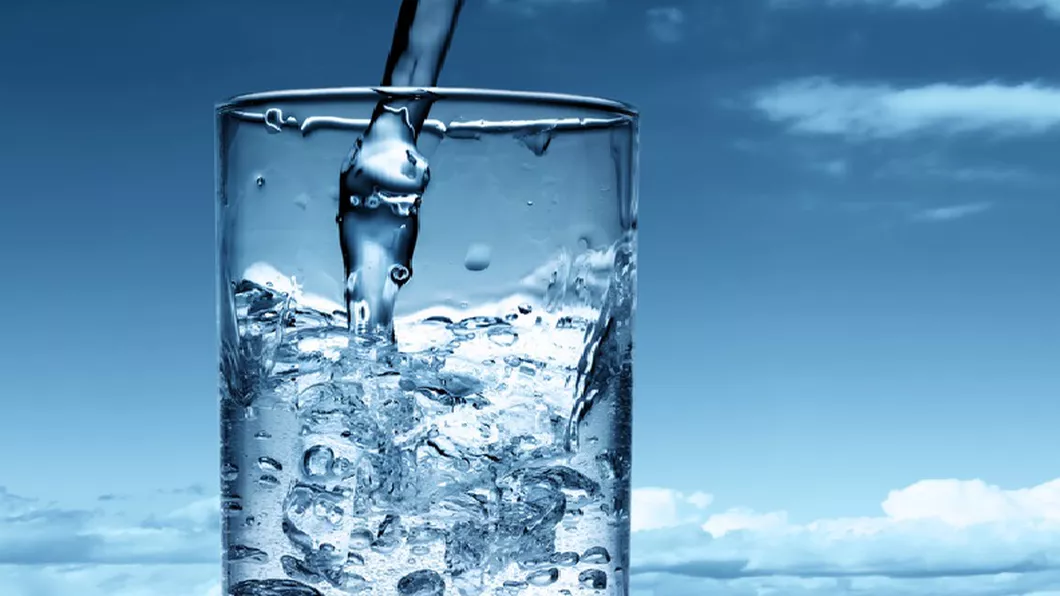 Apa la sticlă îmbuteliată vs. apa obținută direct din purificator