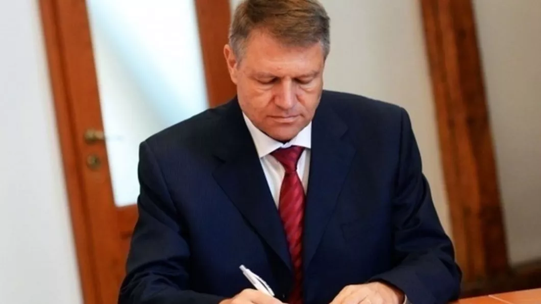 Klaus Iohannis l-a decorat pe jurnalistul care a murit de Crăciun