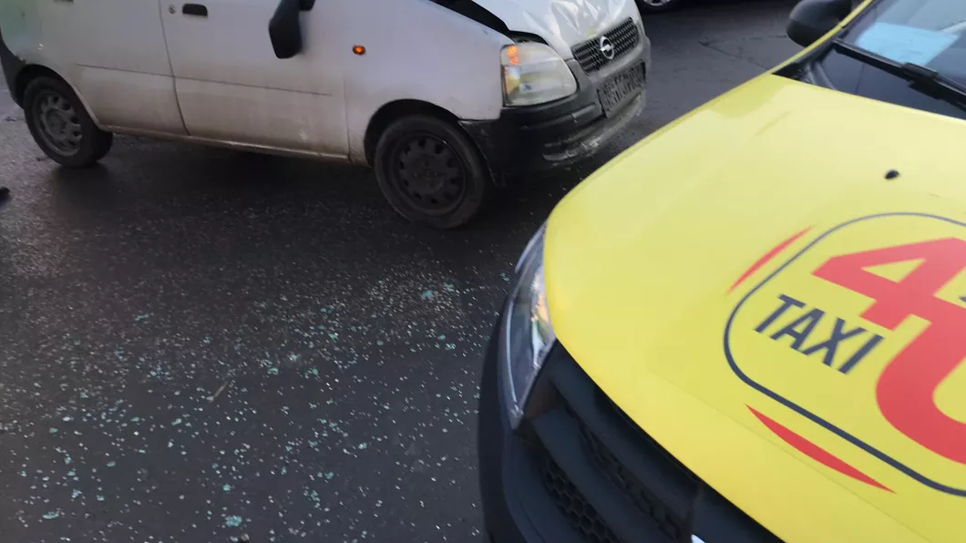 Exclusiv Accident rutier cu victime la Iași. Două maşini au fost implicate - FOTO