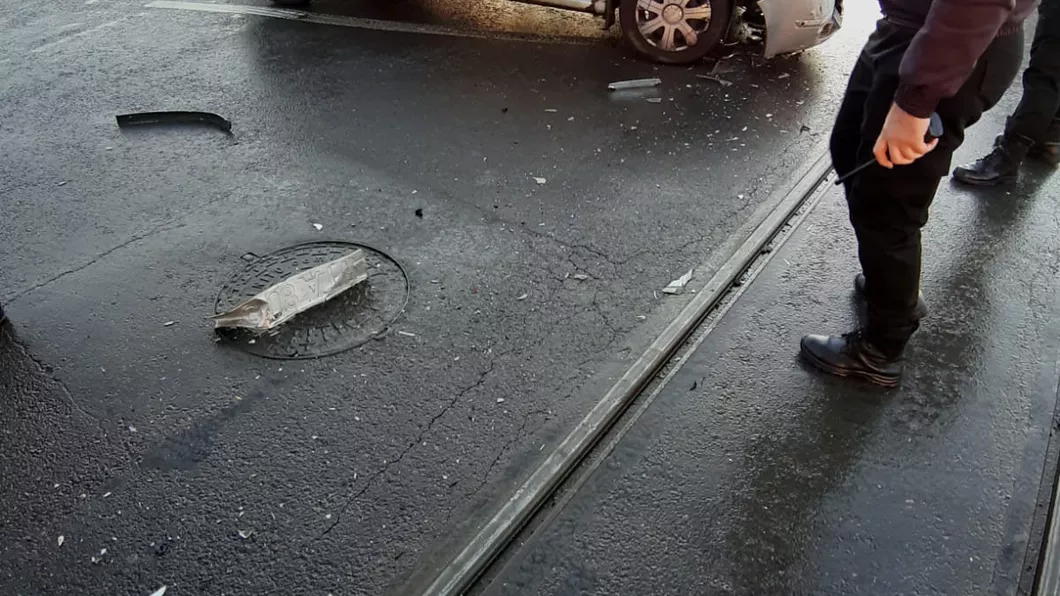 Exclusiv Accident rutier în Iași. A fost implicat un tramvai - FOTO