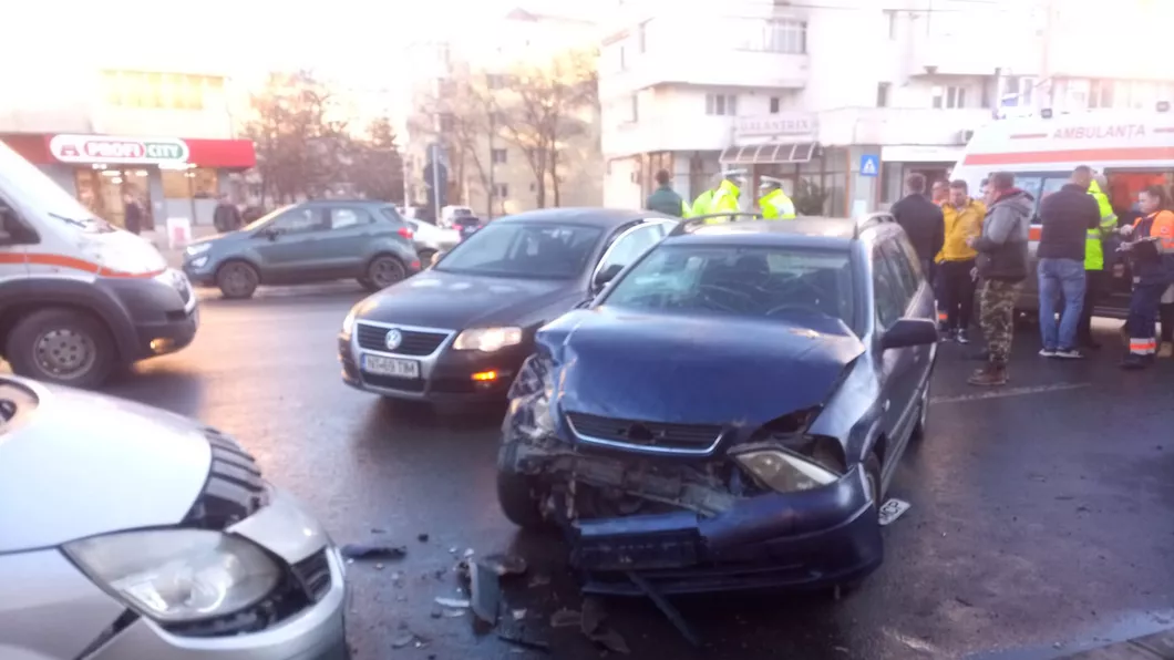 Exclusiv Accident rutier în Iași. Trei mașini au fost implicate - FOTO