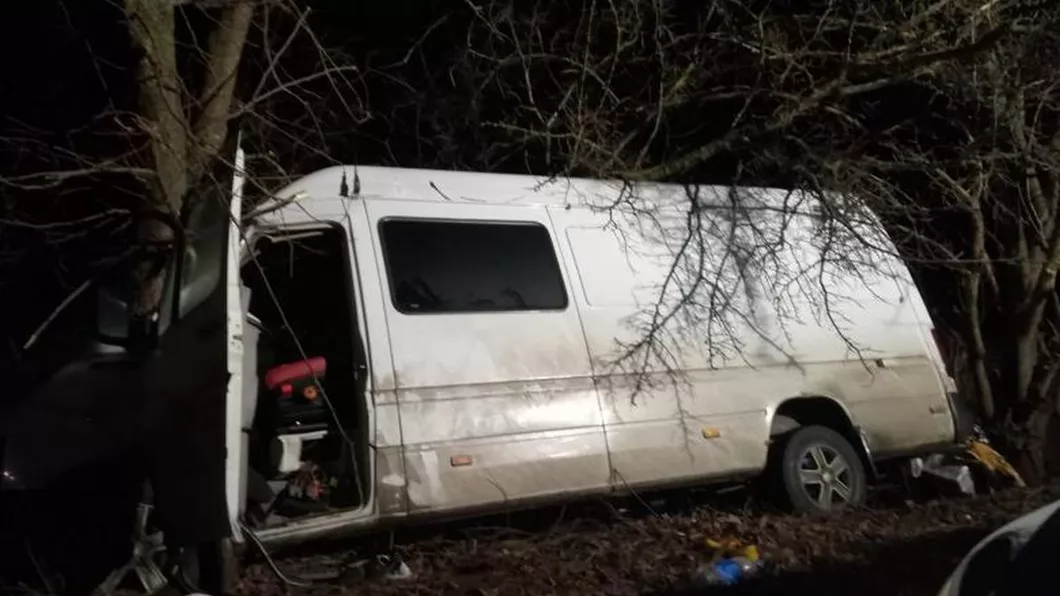 Accident grav Un microbuz cu români care veneau din Londra s-a izbit de un copac. Doi morți și șapte răniți