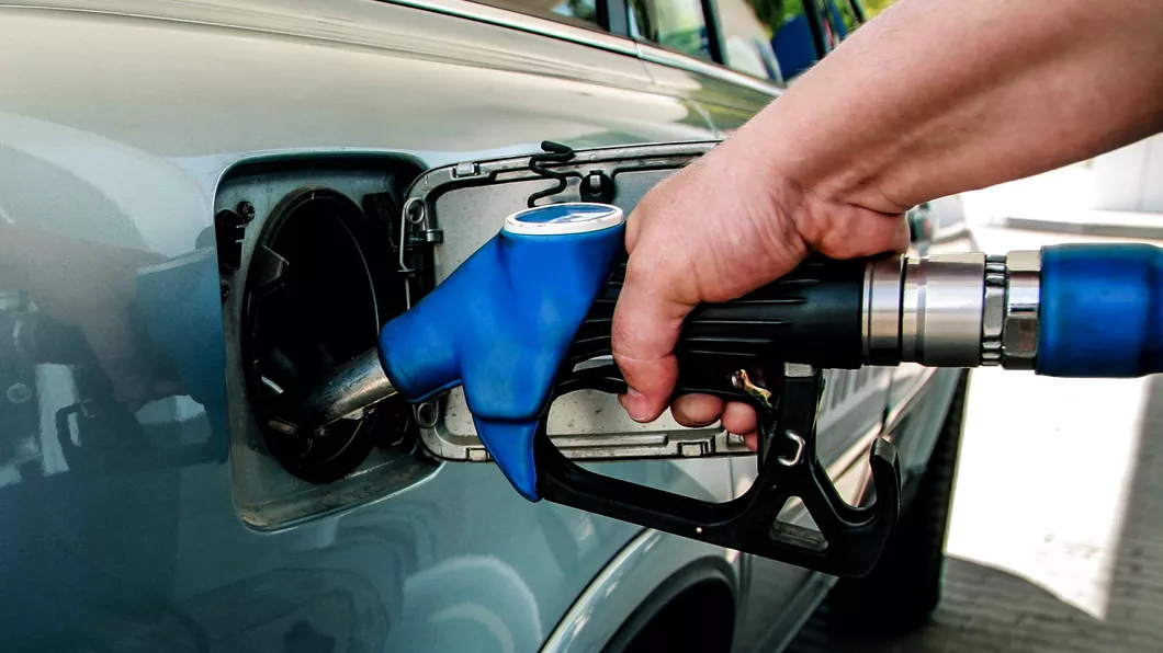 Liberalii promit reducerea preţului la carburanţi Supraacciza la combustibil va fi eliminată