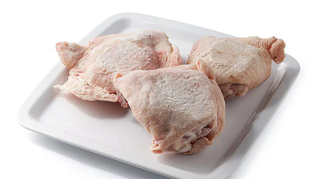 Cum se dezgheață corect carnea de pui ca să nu capete bacterii periculoase