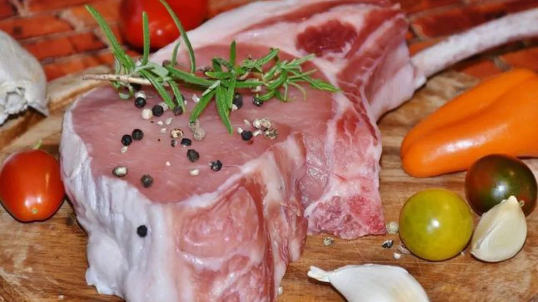De ce să mănânci carne de porc Spre deosebire de vită este mai bogată în acizi graşi saturaţi