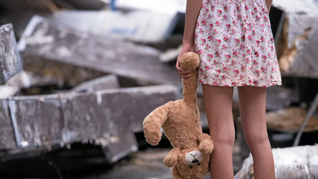 Erou la 14 ani Un puști din Iași a sărit la gâtul tatălui său când a văzut că acesta îi violează sora mai mică Aseară copiii au scăpat din casa groazei