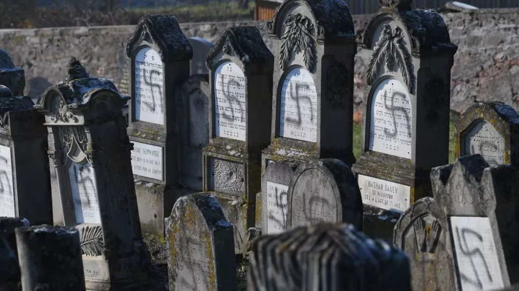 Inscripții antisemite pe 107 morminte într-un cimitir evreiesc