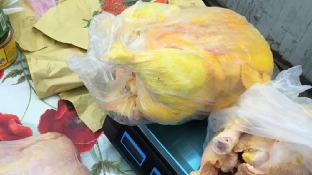 Atenție la comercianții ambulanți Vindea găini de fermă și spunea că sunt păsări de țară