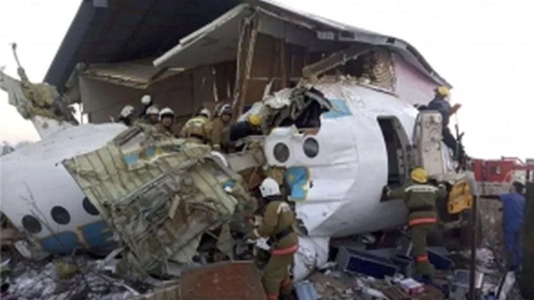 Tragedie aviatică Un avion cu 100 de persoane la bord s-a lovit de o clădire după decolare - POZE  VIDEO