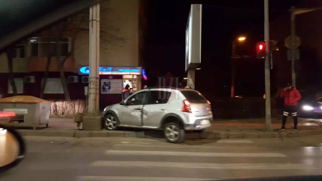 Exclusiv Accident rutier în zona Podu Roș. Un autoturism s-a izbit în plin într-un stâlp - Galerie Foto Update