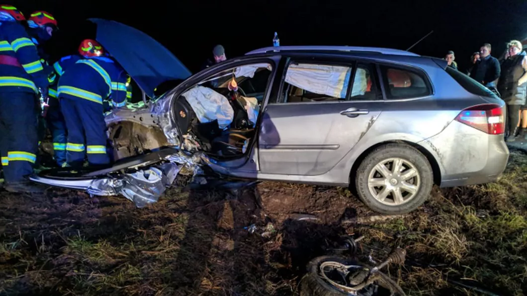 Accident rutier grav. Două persoane au fost transportate la spital