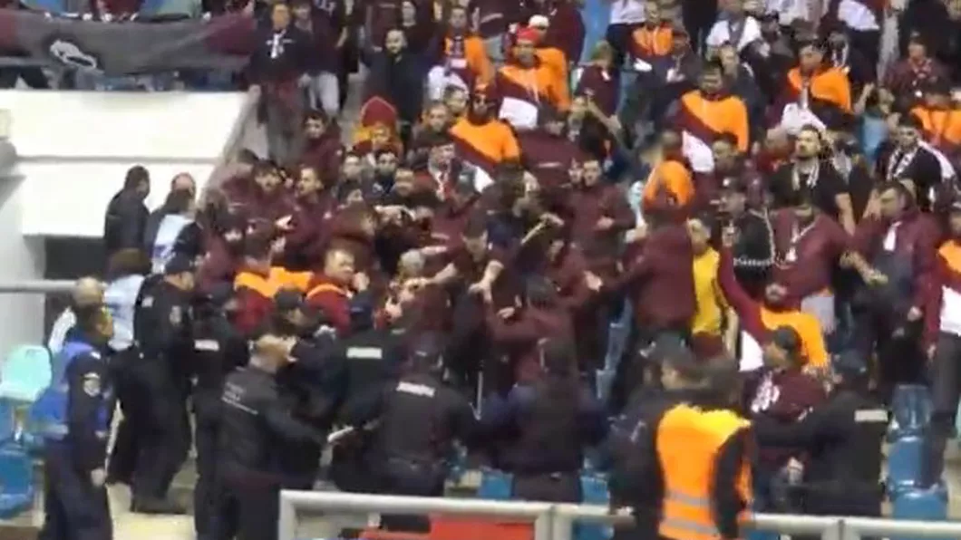Bătaie generală la un meci de handbal Sute de suporteri Rapidişti au fost scoşi din Sala Polivalenta - VIDEO