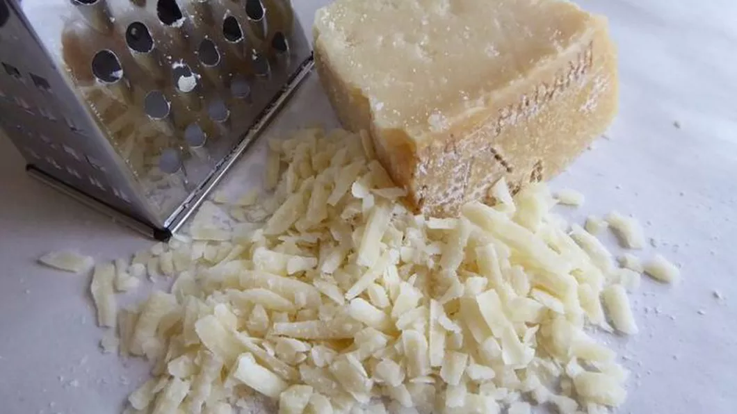 Cum se dă corect brânza pe răzătoare
