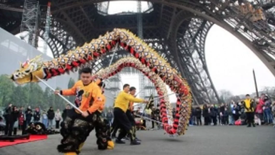 Parisul anulează defilarea de Anul Nou Chinezesc la cererea comunităţii asiatice. Pandemia care a ucis 56 de oameni plecată dintr-o piaţă chinezească