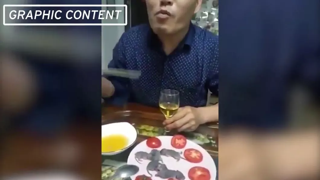 Halucinant Un cetățean chinez surprins în timp ce mânca șoareci - VIDEO