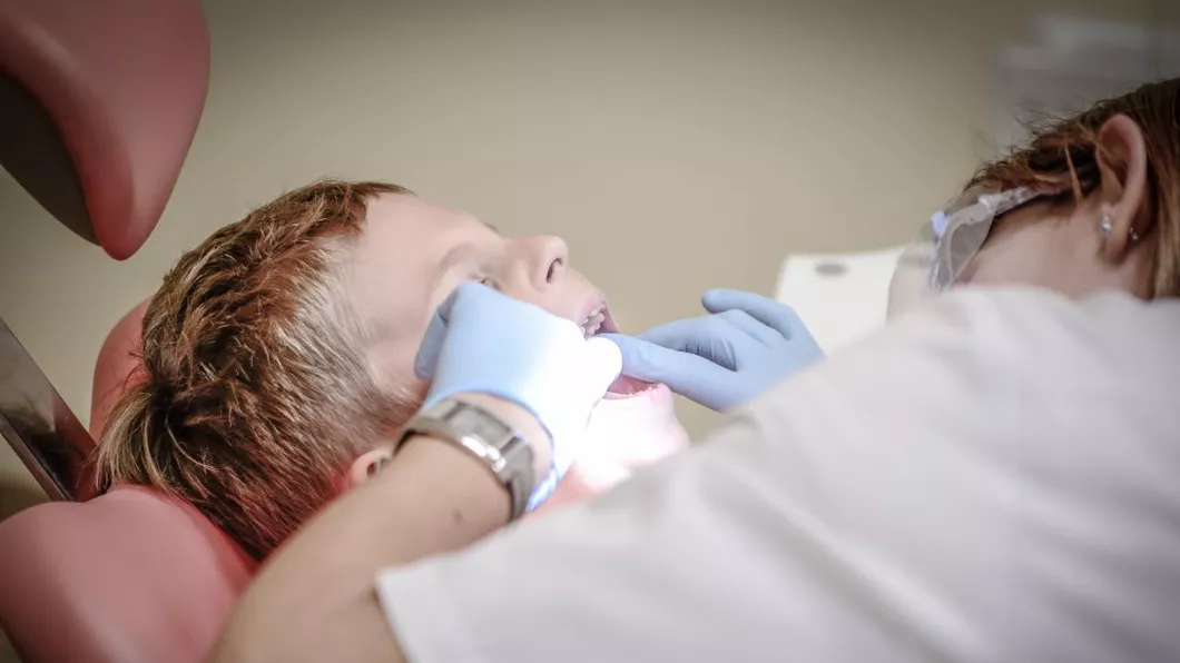 Cât costă un implant dentar