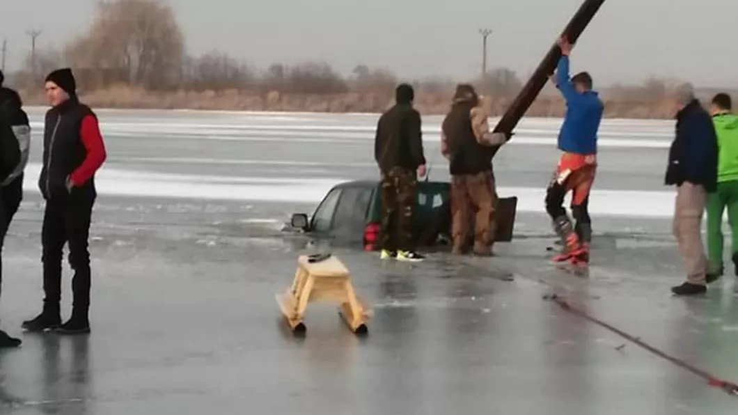 Un conducător auto a vrut să-şi testeze maşina pe lac însă gheaţa a cedat
