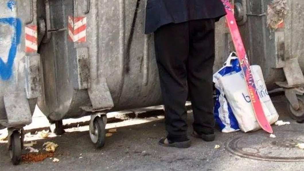 O femeie săracă din Caras Severin a găsit o haină aruncată la gunoi. A probat-o şi îi venea bine aşa că a luat-o acasă. Când a băgat mâna în buzunar aceasta a crezut că nu vede bine. Viaţa i s-a schimbat complet din acel moment