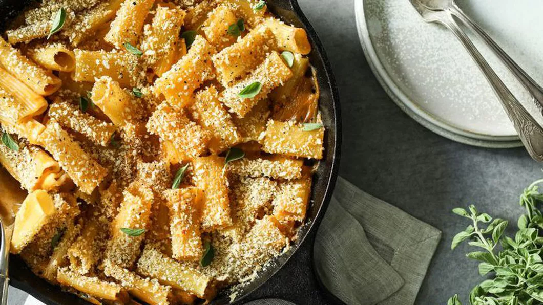 In stil vegan penne cu susan şi brânză