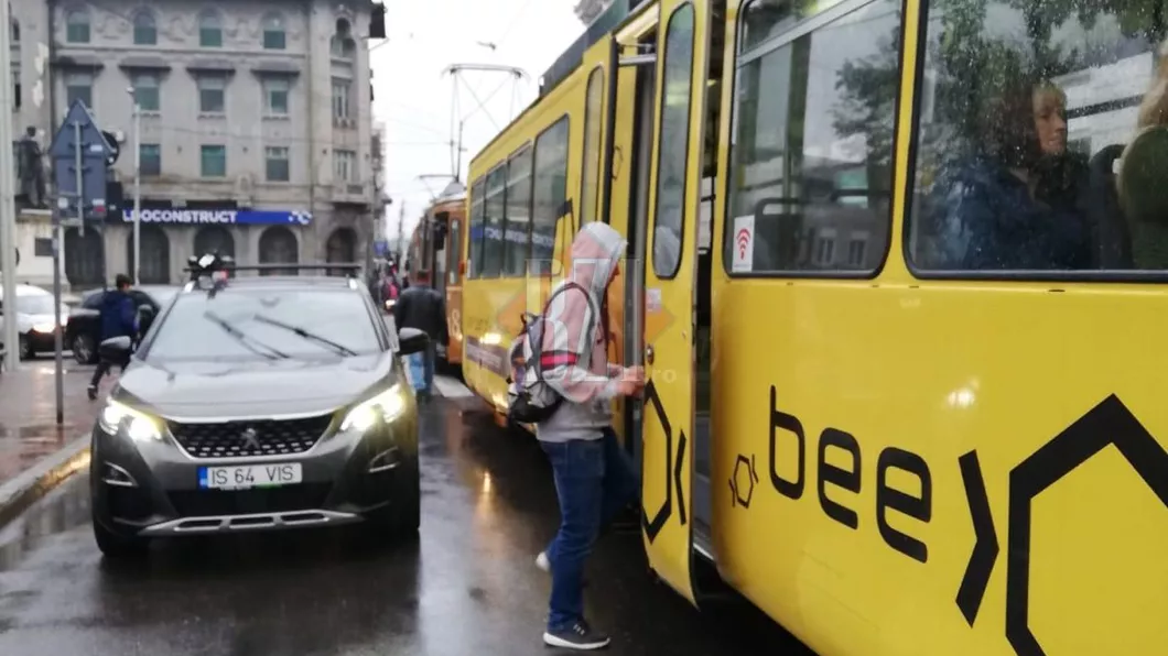 Cetățenii sunt rugați să reclame șoferii care parchează în stațiile de autobuz și tramvai