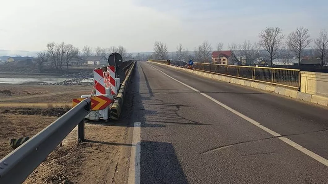 Traficul pietonal închis pe partea dreaptă a podului de pe DN 2H Milișăuți județul Suceava