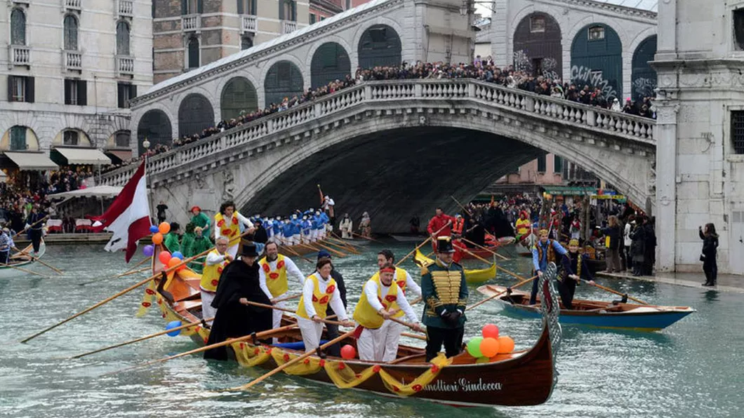 Zeci de elevi plecaţi la Carnavalul de la Veneţia cer să se întoarcă acasă