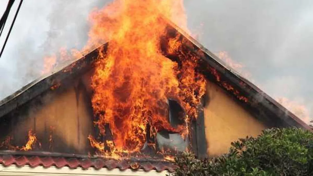 Exclusiv Incendiu la o casă dintr-o localitate ieşeana
