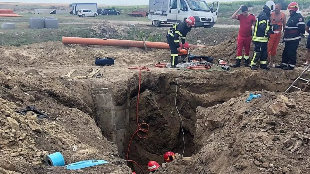 Intervenție de urgență după ce un muncitor a fost prins la trei metri sub pământ