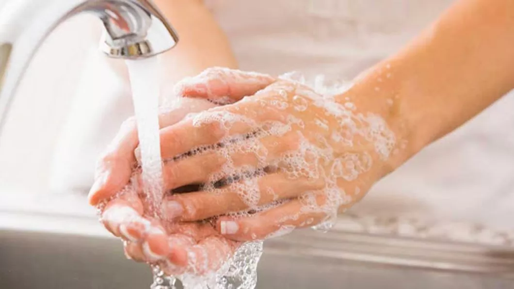 Nu contează dacă vă spălați pe mâini în apă rece sau caldă doar spalati-va Des