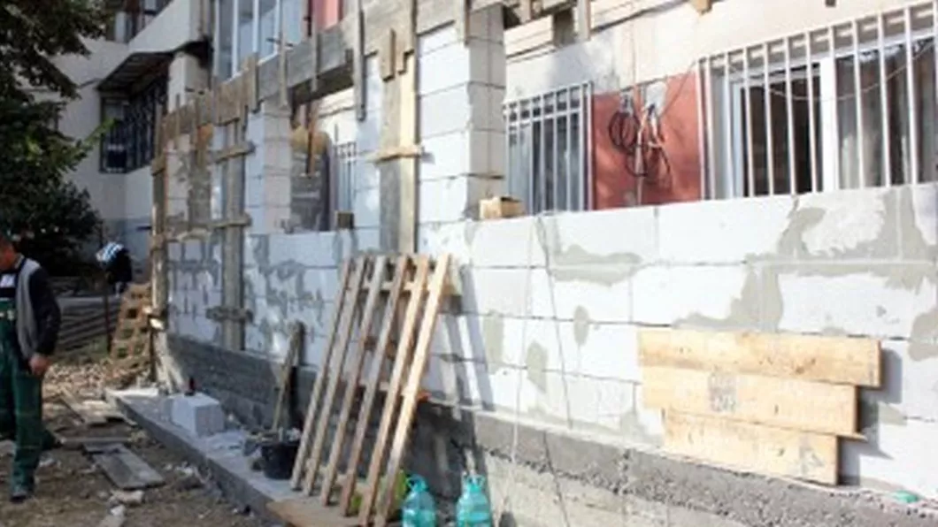 Împrejmuirile și extinderile ilegale făcute la scările de bloc în vizorul autorităților locale