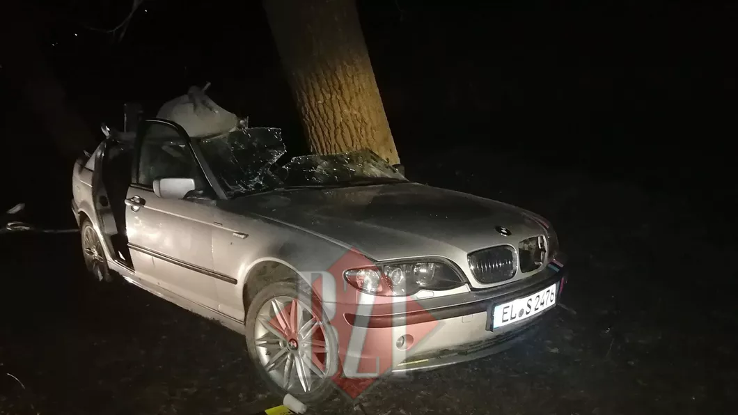 Exclusiv Un BMW aproape ca s-a rupt in doua dupa ce s-a izbit de un copac Un tanar a ramas intre fiarele contorsionate -FOTOVIDEO