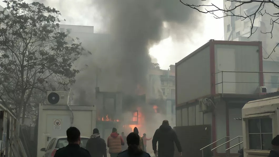 Incendiu puternic în Capitală Pompierii intervin în forţă