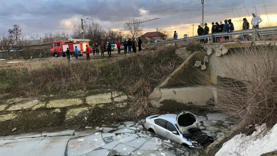 Un şofer a plonjat cu vehiculul într-un canal îngheţat